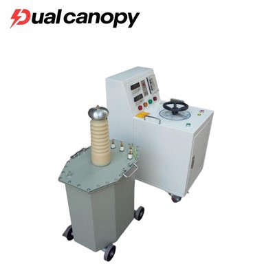 ¿Cuál es la densidad de corriente en el devanado de un transformador seco completamente sellado?